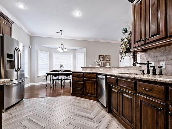 5th image of 13 Lillian Ln