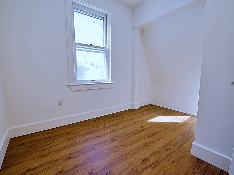 16 Clarke St — Photo 8
