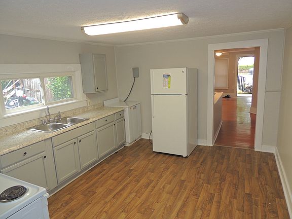 3rd image of 1505 Murchison Rd