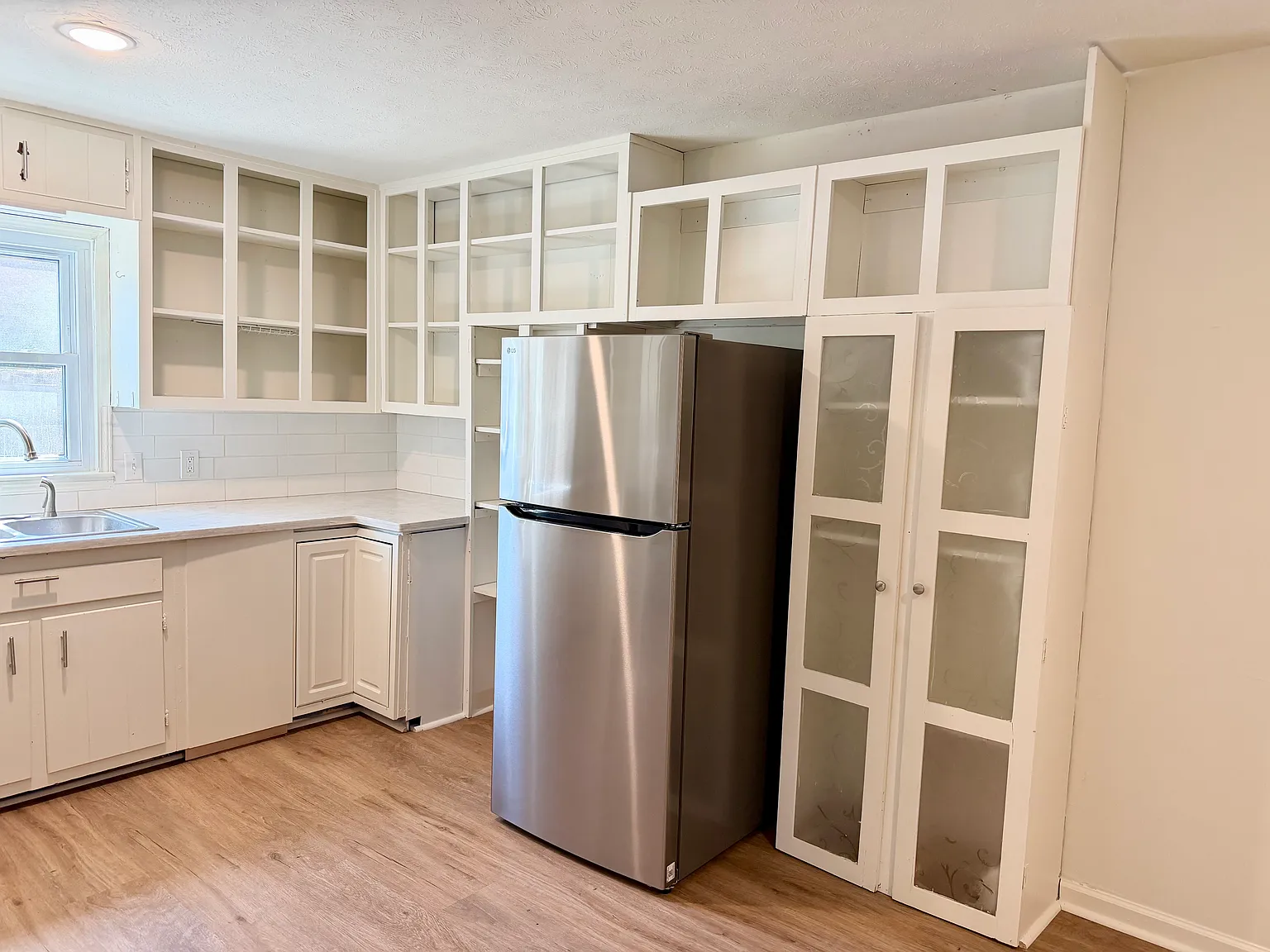 3 bed, 2576 sqft, $2,400 — Photo 4
