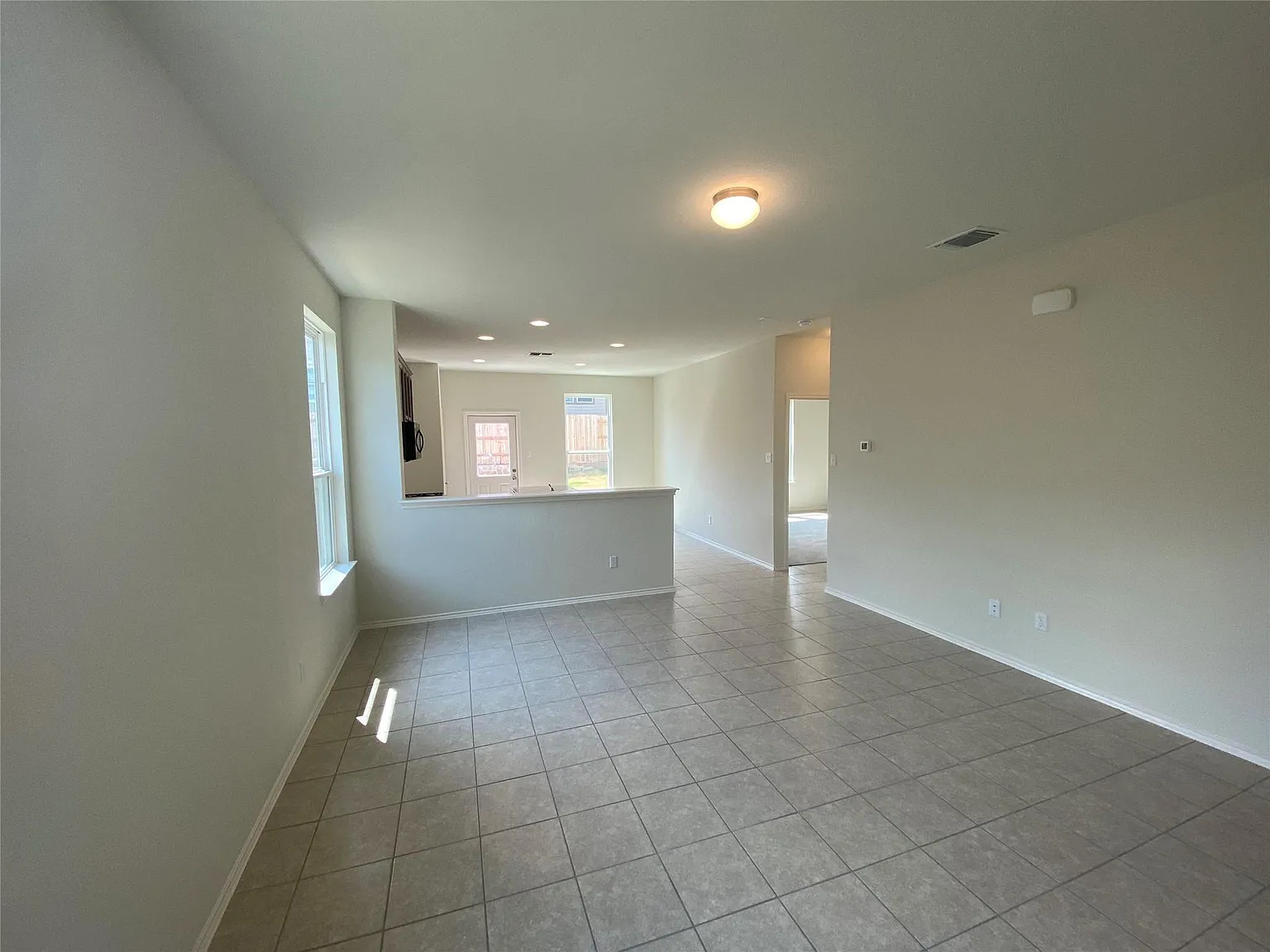 3 bed, 2.0 bath, 1207 sqft, $2,155 — Photo 4