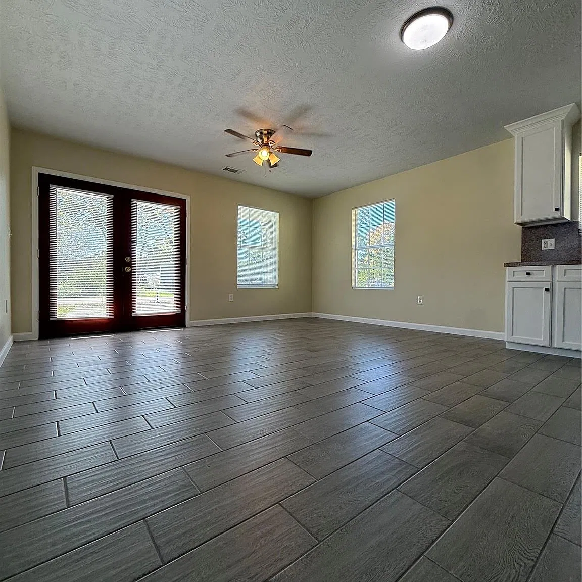 3 bed, 2.0 bath, 1072 sqft, $1,650 — Photo 2