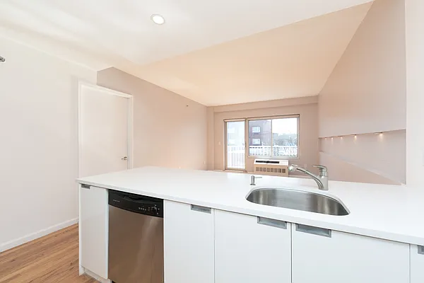 Sold by Alina Levina, LREB | media 5