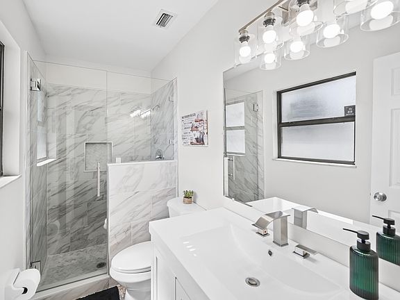 Hallway bathroom 2 for room no 4, 5, and 6