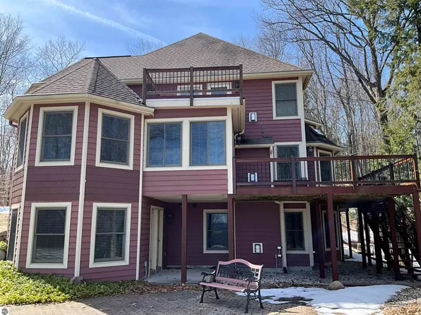 10057 E Leeward Shores Dr, Traverse City, MI 49684