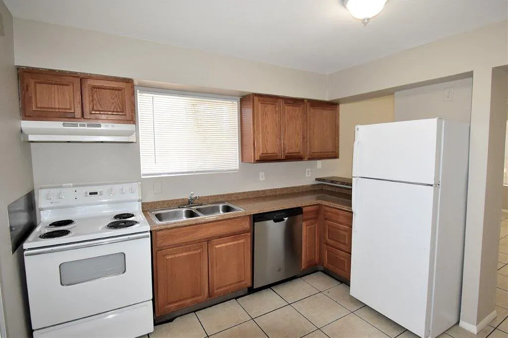 2 bed, 1.5 bath, 800 sqft, $1,249 — Photo 2