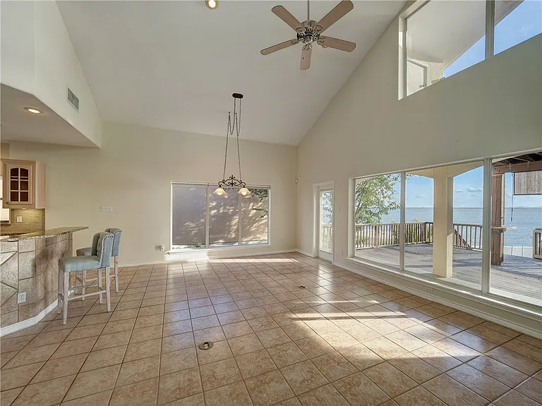 1343 Bayview Dr — Photo 5