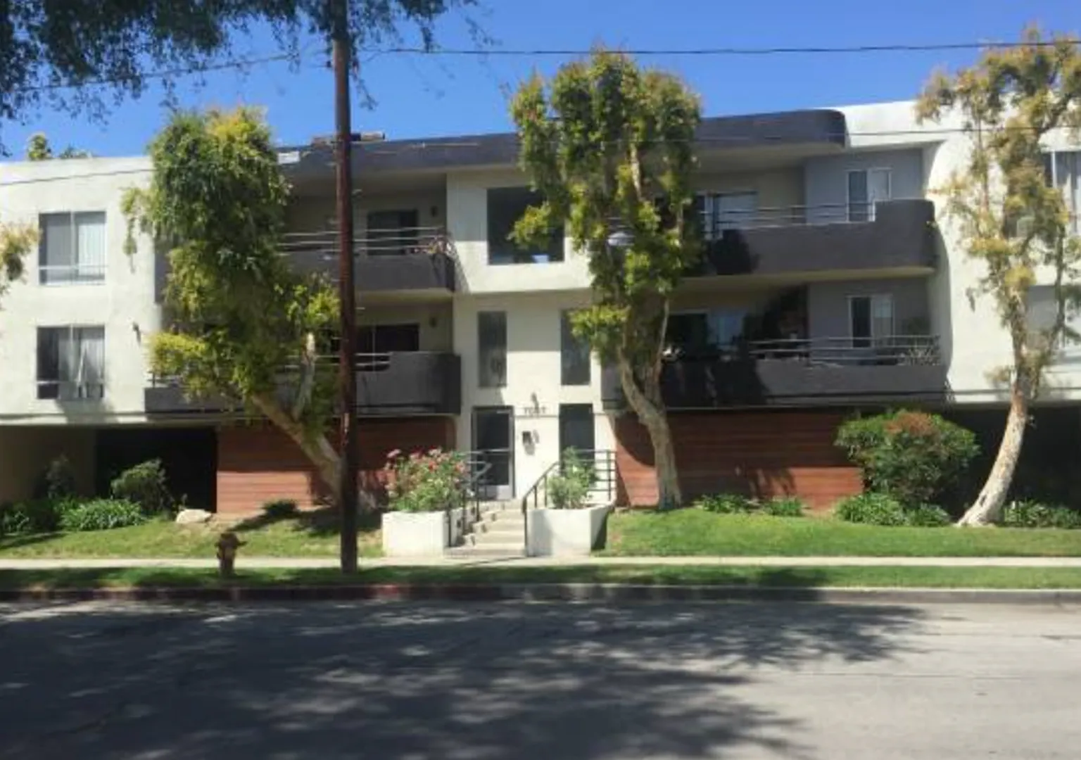 Beautiful 2 Bed/2 Bath Apartment with Private Balcony, Hardwood Flooring, Laundry Hook Ups, and C... — Photo 1