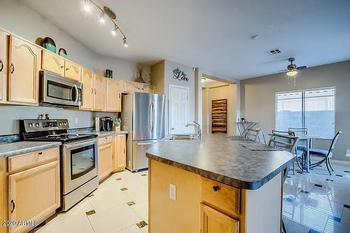 3 bed, 2.0 bath, 1670 sqft, $2,100 — Photo 2