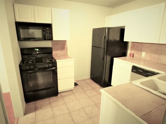 Kitchen with gas cooking