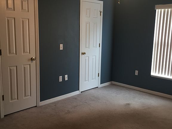 Bedroom w/full bath