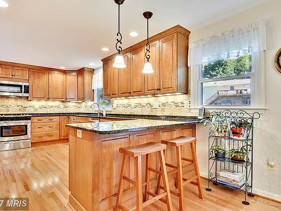 kitchen: granite counters, stainless appliances, hardwood floors
