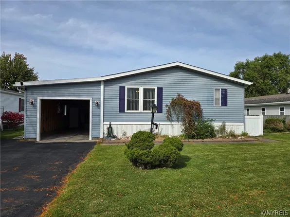1081 Ridgewood Dr, Lockport, NY 14094