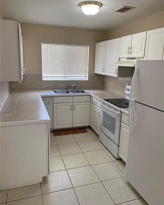 2nd image of 2205 15th Ave SW