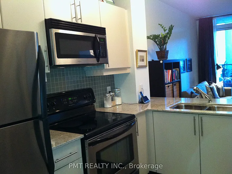 18 Harbour St #301 — Photo 4