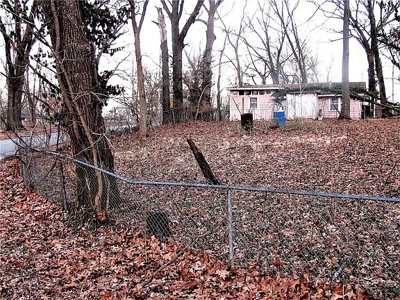 3rd image of 104 NE Lake St