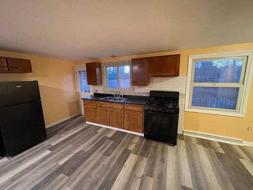 1st image of 107 Gill Dr #107