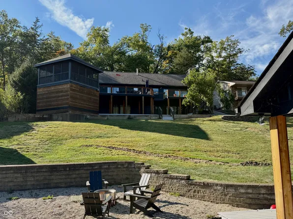 4061 S Summit Ln, Columbus, IN 47201