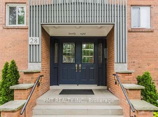 28 Admiral Rd #TOWNHOUSE 3, Toronto, ON M5R 2L5