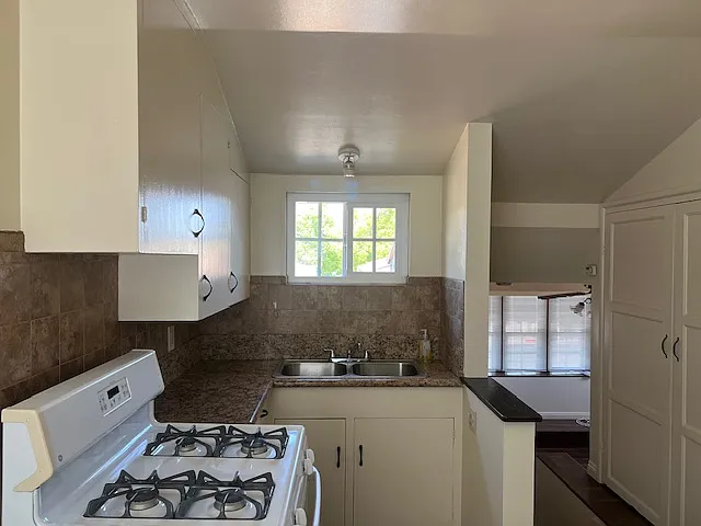 912 Westmont Dr #B — Photo 4