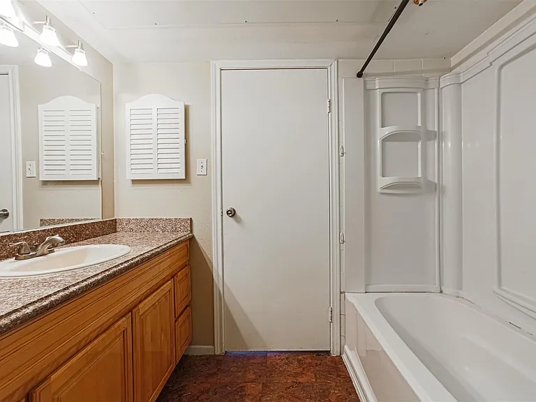 3100 Walnut Bend Ln #422 — Photo 8