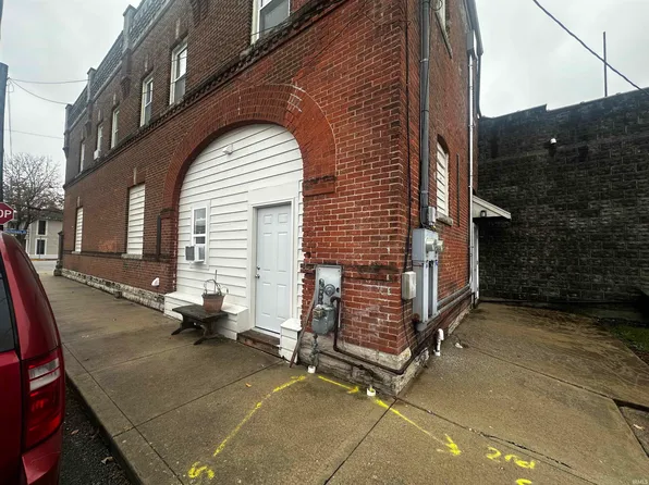 105 W 8th St, Burlington, IN 46915