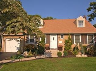 28 Tanglewood Ln, Colonia, NJ