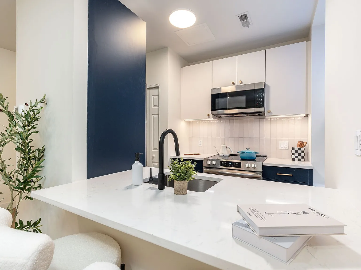 Carriage House — Photo 1
