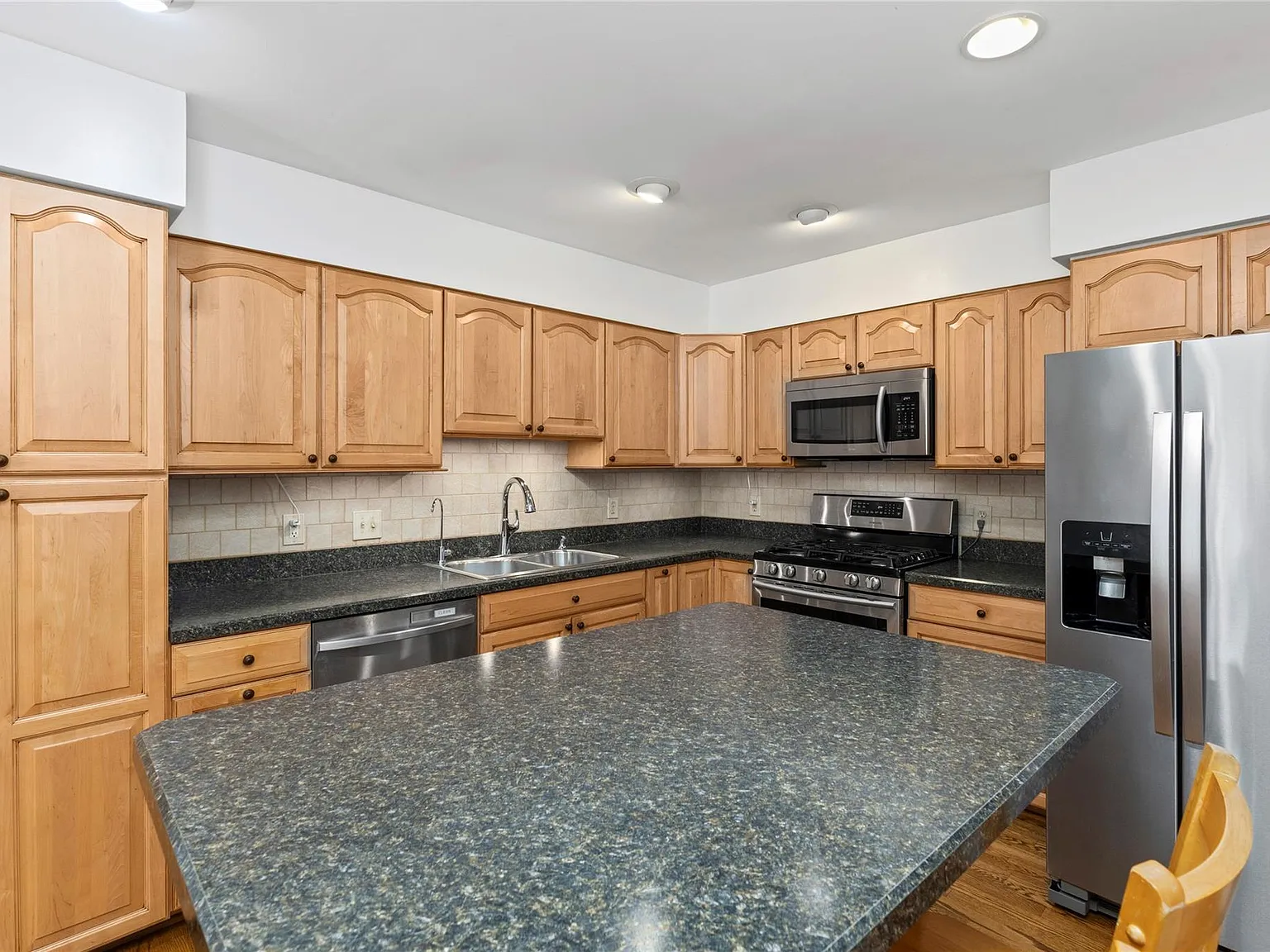 3 bed, 2.5 bath, 1668 sqft, $2,200 — Photo 4