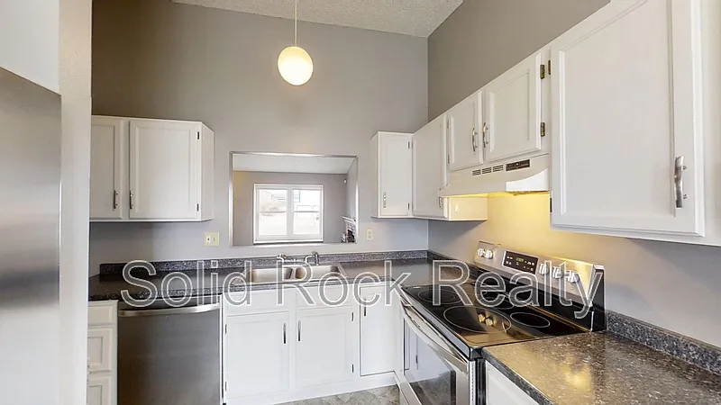 3 bed, 2.0 bath, 1064 sqft, $1,900 — Photo 3