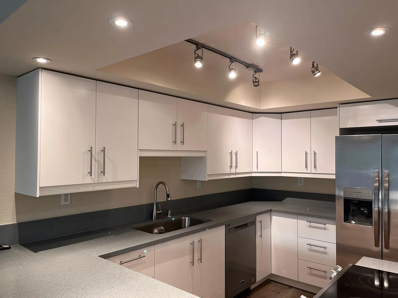 2 bed, 2.5 bath, 1720 sqft, $3,995 — Photo 2