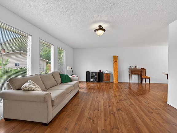 5th image of 260 Miller Pl