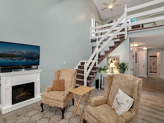 4th image of 26 Prudence Crandall Ln #26