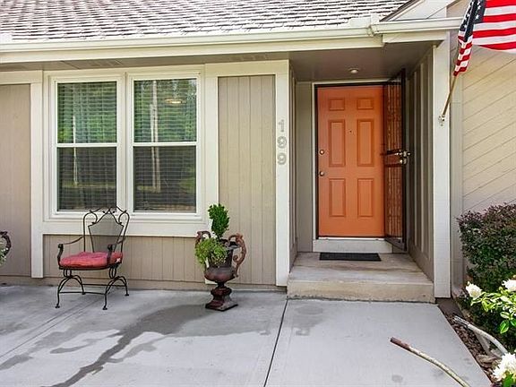 3rd image of 199 NE Burr Oak Ct