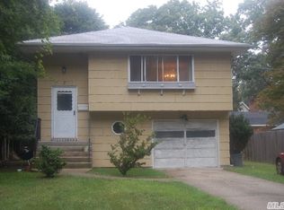 7 Naugatuck Ln, East Islip, NY 11730