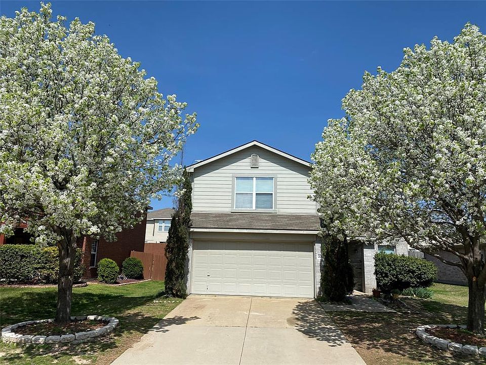 2nd image of 2320 Emerald Ln