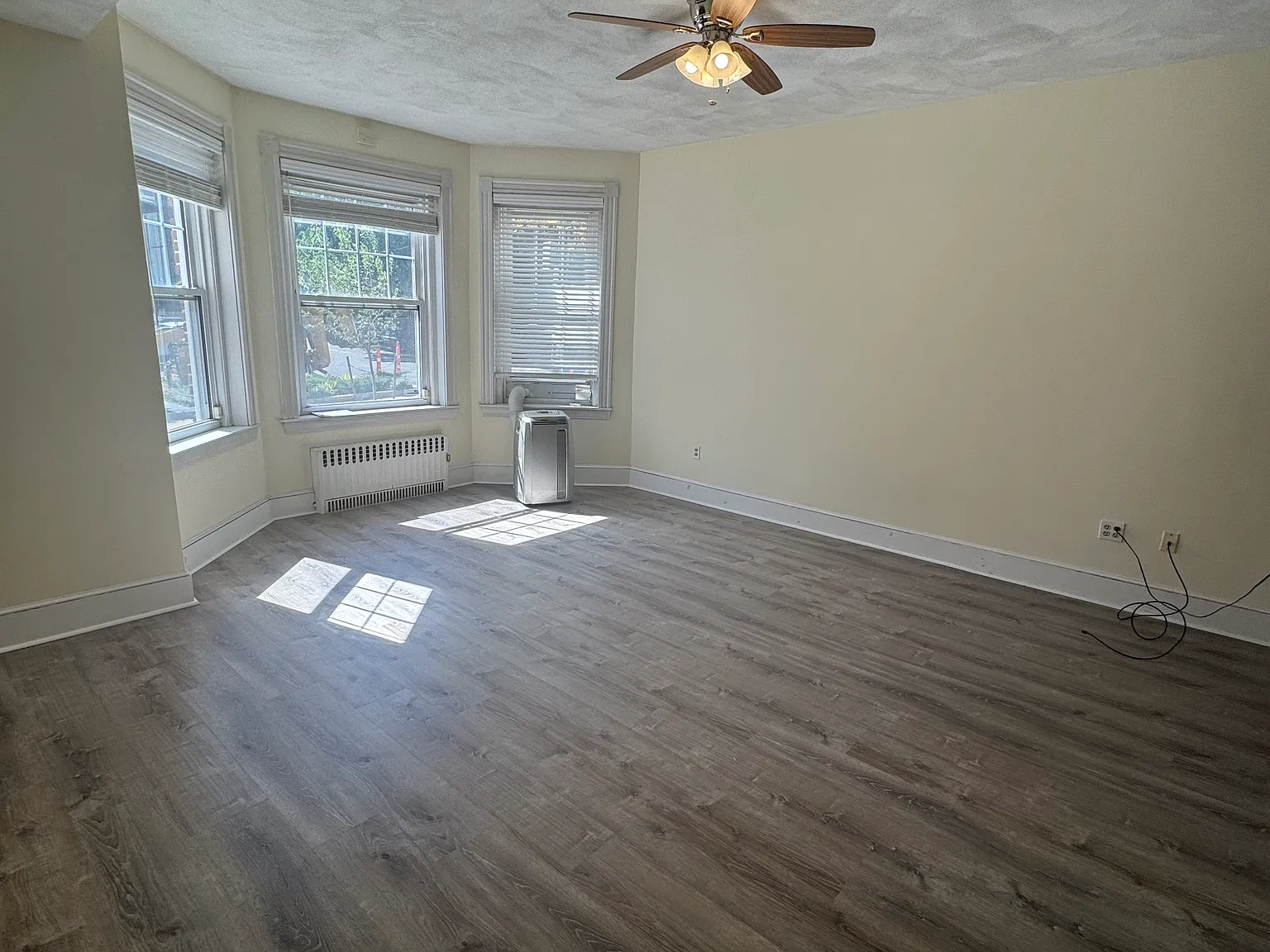 3 bed, 2.0 bath, 1335 sqft, $4,000 — Photo 3