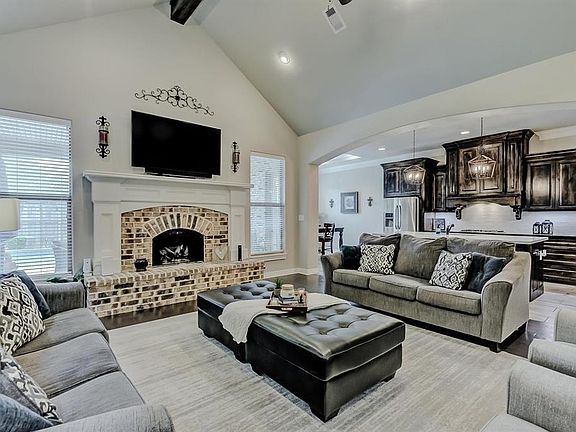 5th image of 209 Mandavilla Way