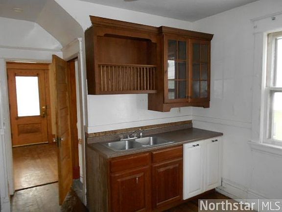 5th image of 839 Thomas Ave