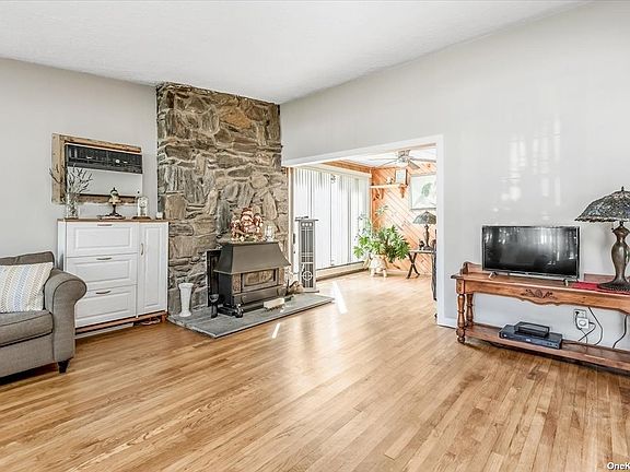 3rd image of 10 Trent Ln