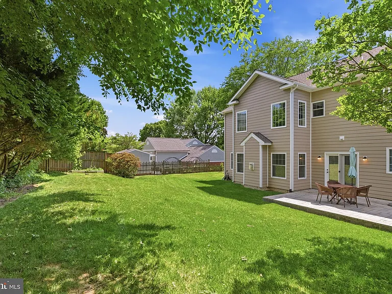 2233 N Underwood St — Photo 56