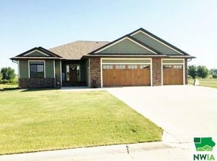1015 Hoeven Dr #0, Alton, IA 51003