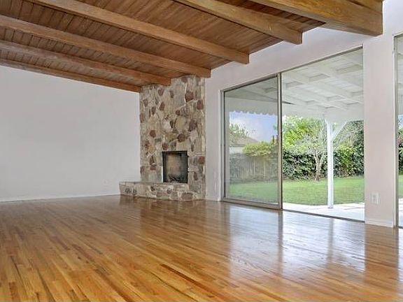 Living room w/ fireplace