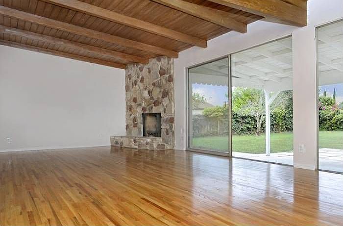 Living room w/ fireplace