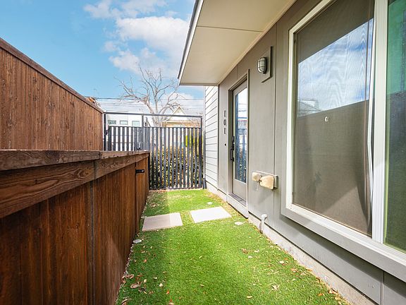 5th image of 1901 N Carroll Ave #101