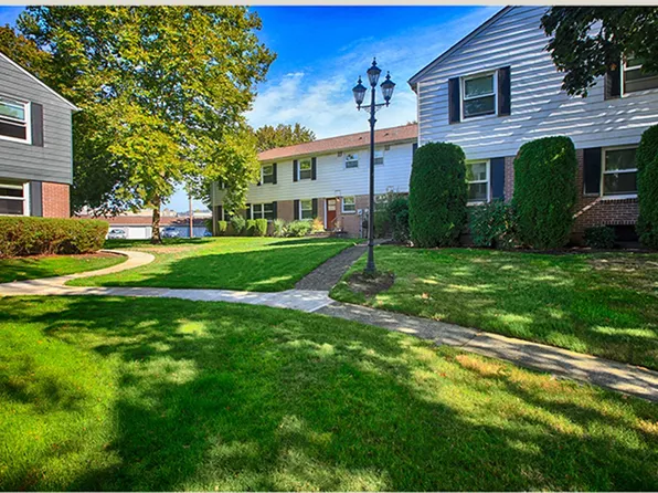 Mid-Century Townhouse with Modern Updates in Peaceful Setting!, 10295 SW Eastridge St, Portland, OR 97225