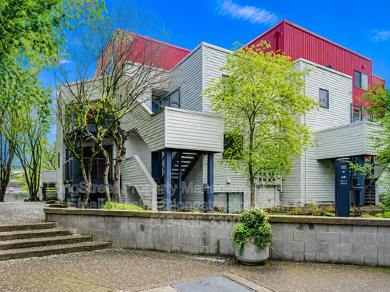 720 NW Naito Pkwy #D22