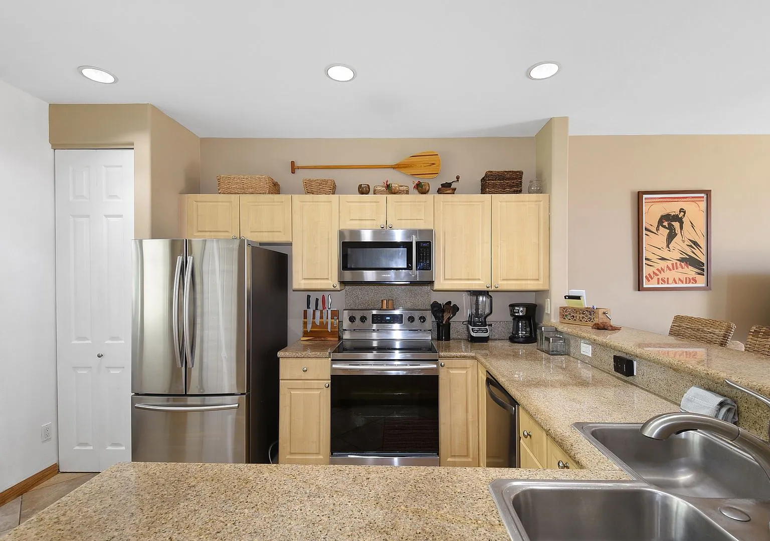 Turnkey - Luxury 2bed/2ba Fully Furnished Condo Available! — Photo 2