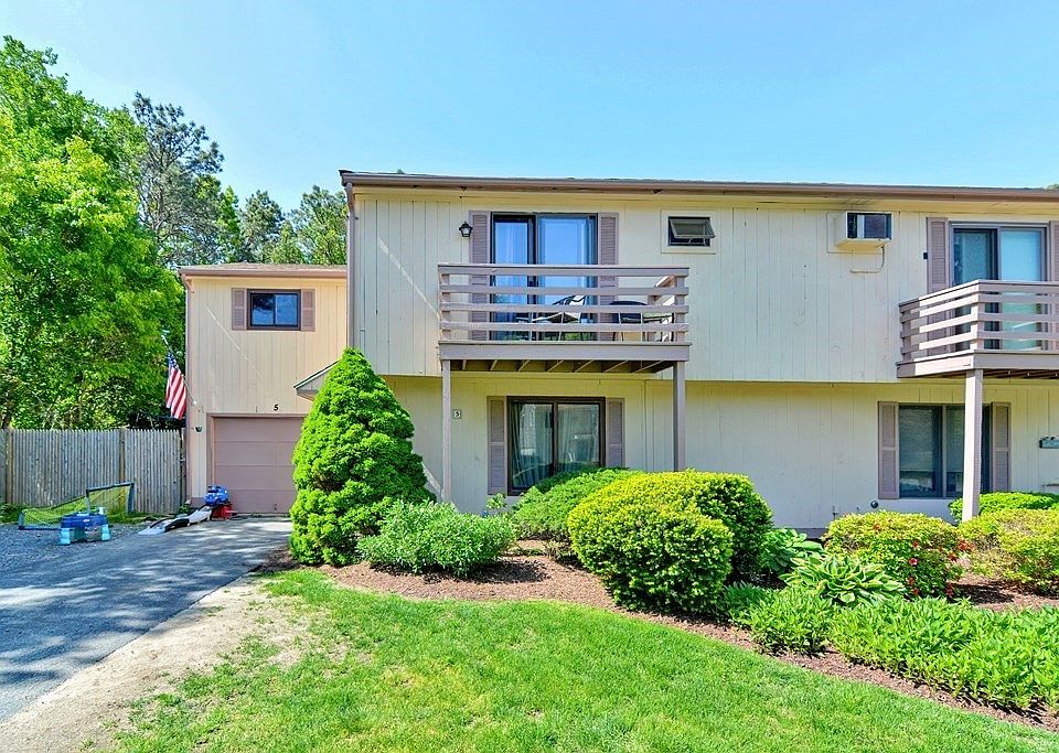 1st image of 5 Surrey Ln Unit 5