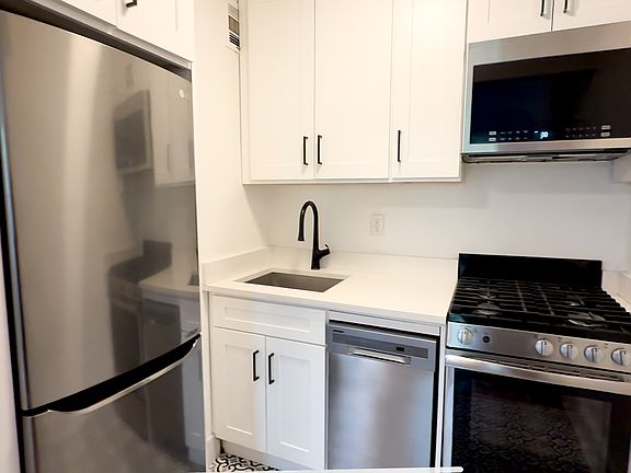 4th image of 70 Halsey St #3F